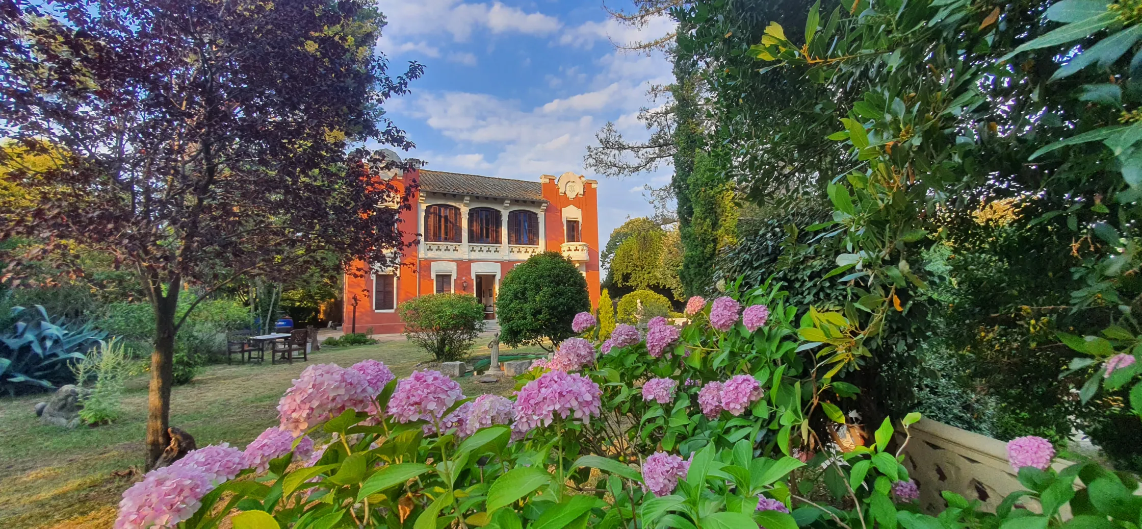 Un hotel modernista para los enamorados slide 0