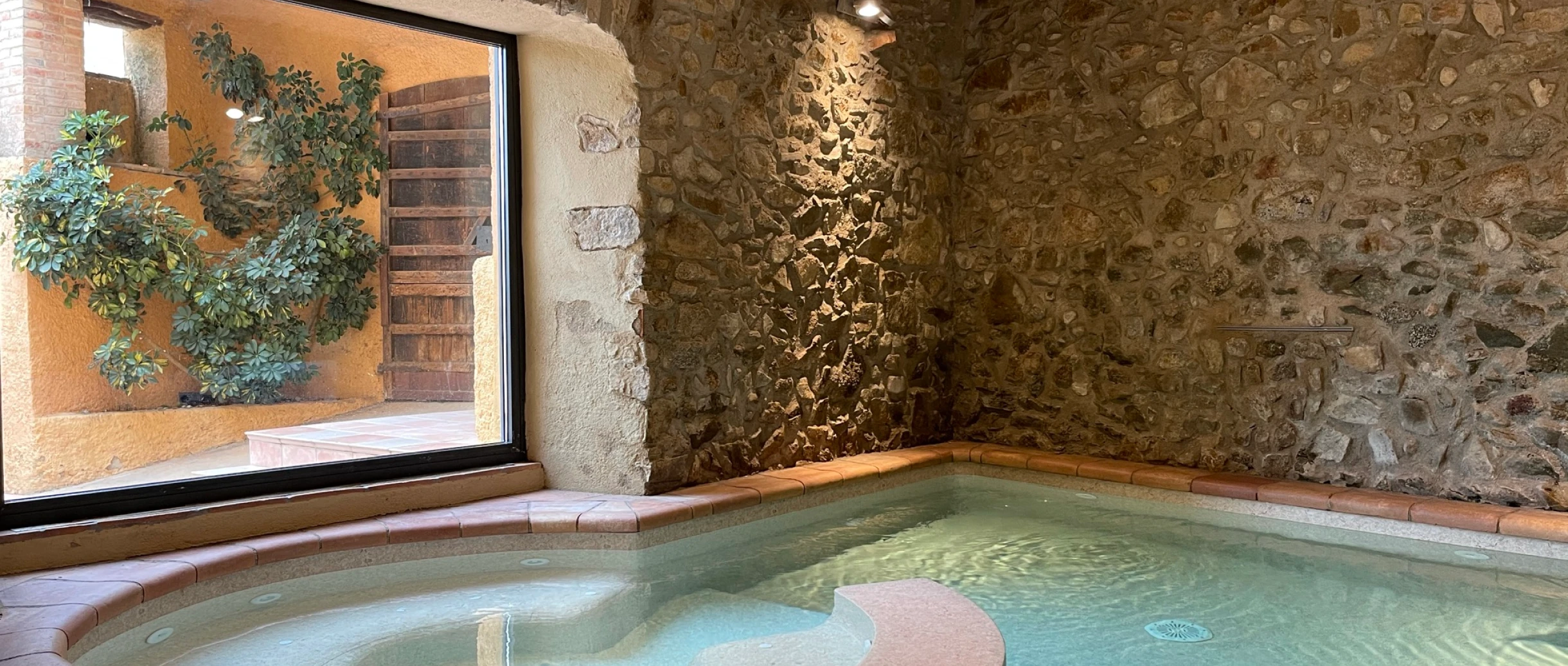 „Relax and wine“ getaway in the Empordà slide 0